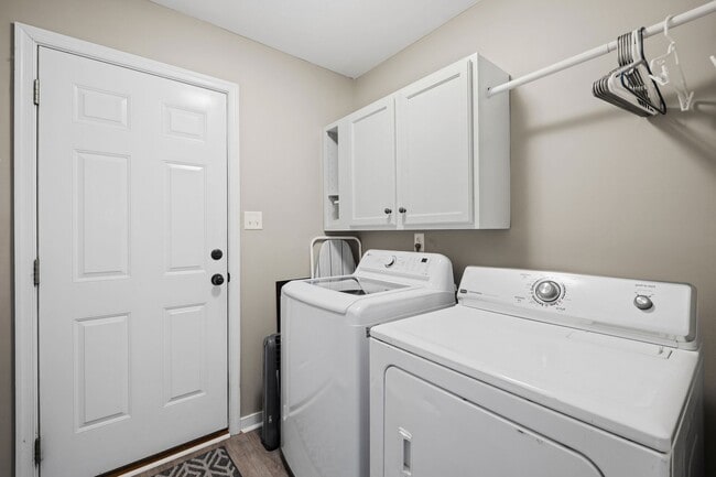 Building Photo - Bright and Spacious 3 Bedroom Home in Chesterfield ***Available Early March***