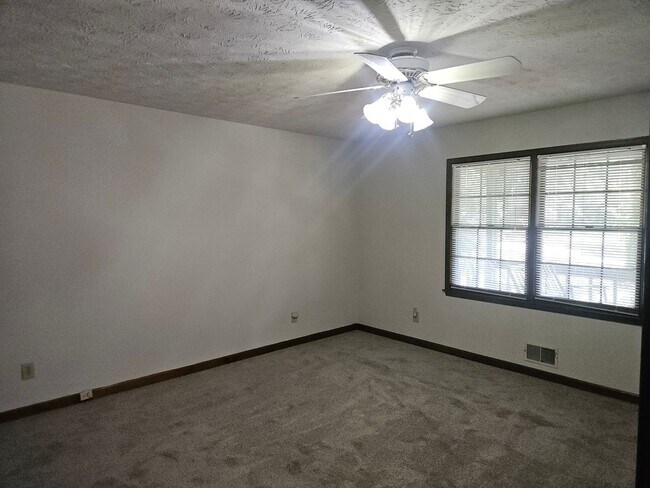 Building Photo - 520 Hardy Cir