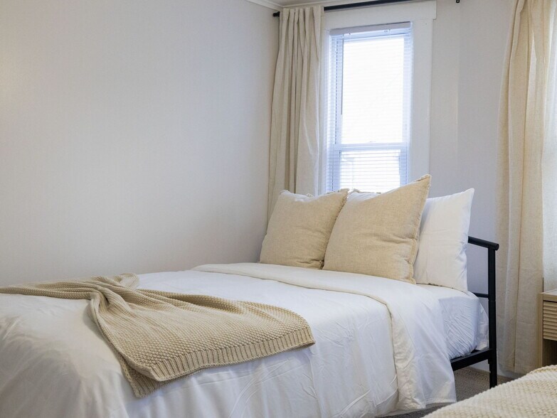 Building Photo - 168 School St