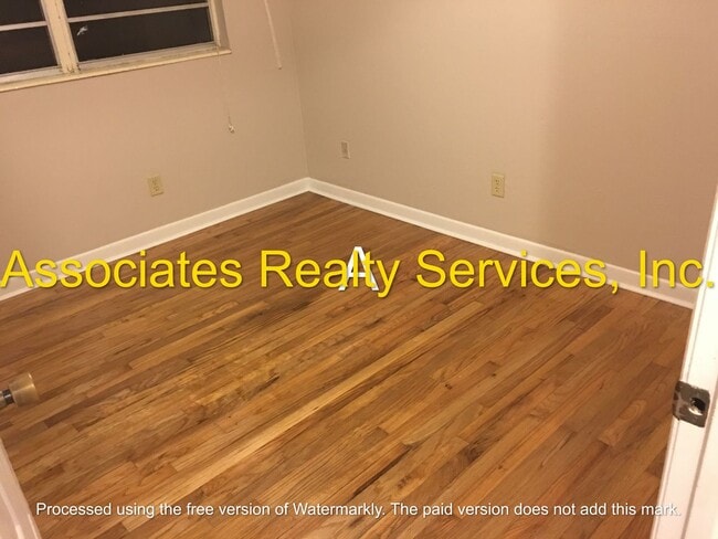 Building Photo - 3 bed 1 bath in the SE