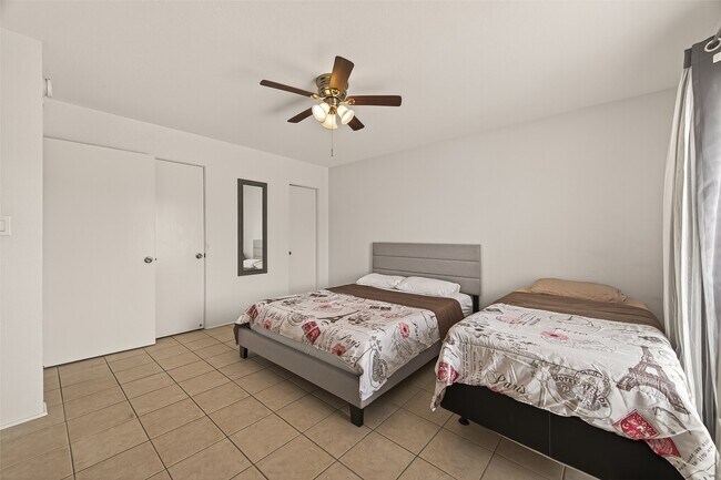 Building Photo - 2201 Fountain View Dr