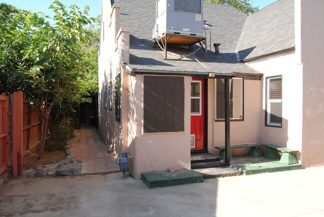 Building Photo - 114 Flower St