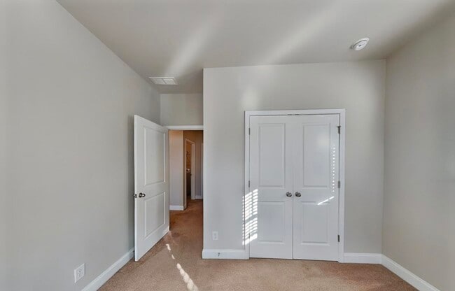 Building Photo - Townhouse Ready Now Townhouse Ready Now