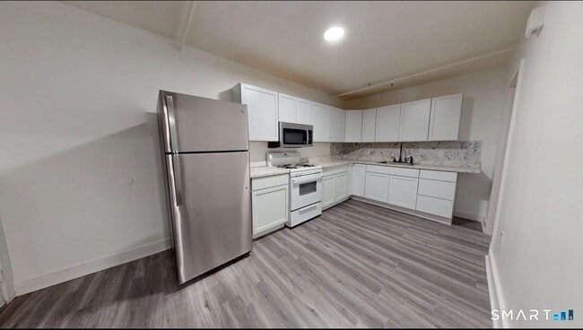 Building Photo - 666 Main St