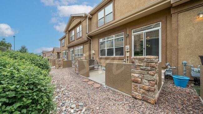 Building Photo - Modern Comfort and Functional Space