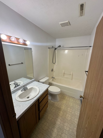 Bathroom - 726 Wellington St