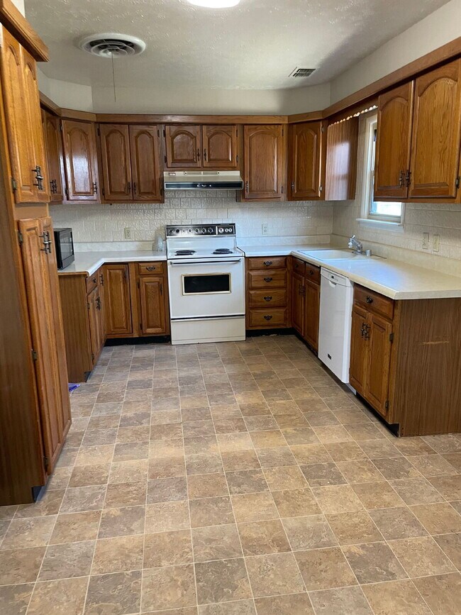Building Photo - 2/2/1 In a quiet neighborhood - 6 to 9 mon...