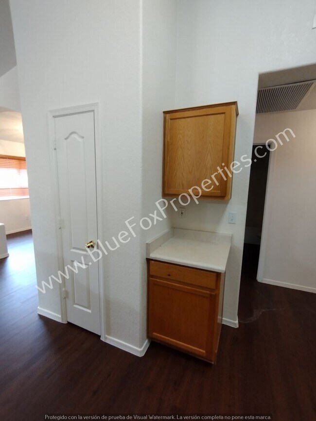 Building Photo - 915 N Silverleaf Oak Pl