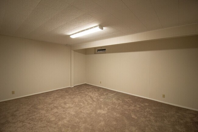 Building Photo - Beautiful 4 Bedroom House | 126th & Center