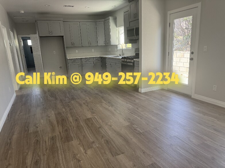 Building Photo - 4914 E Gayann Dr