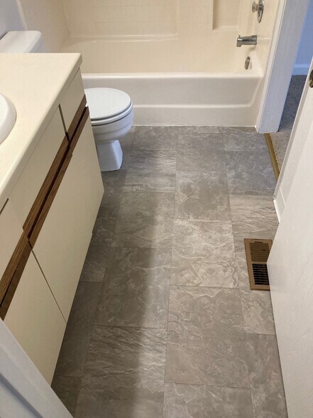 bathroom #2 - 2701 Oak Rd