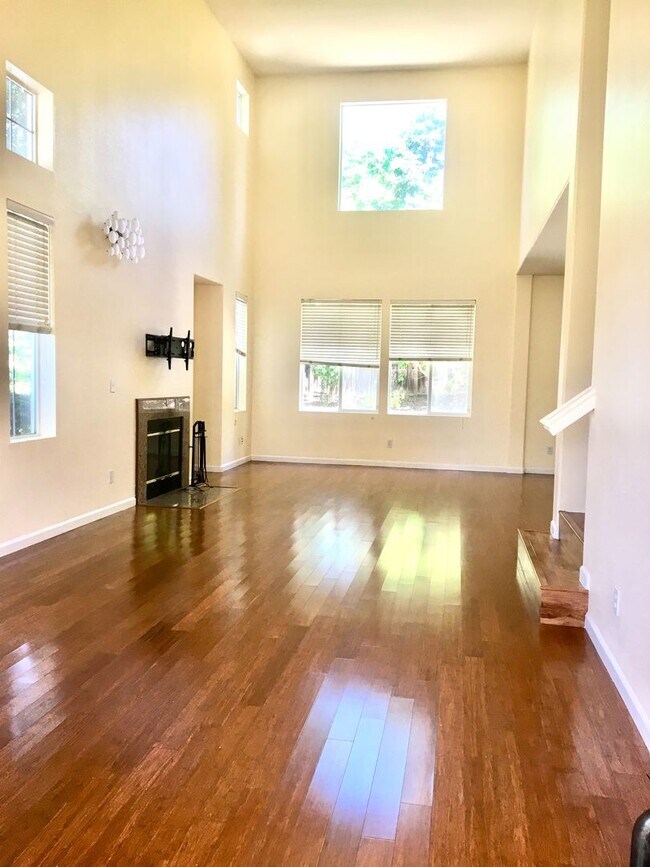 Building Photo - Open Single-Family 3Bed/2.5BA Home Mere Mi...