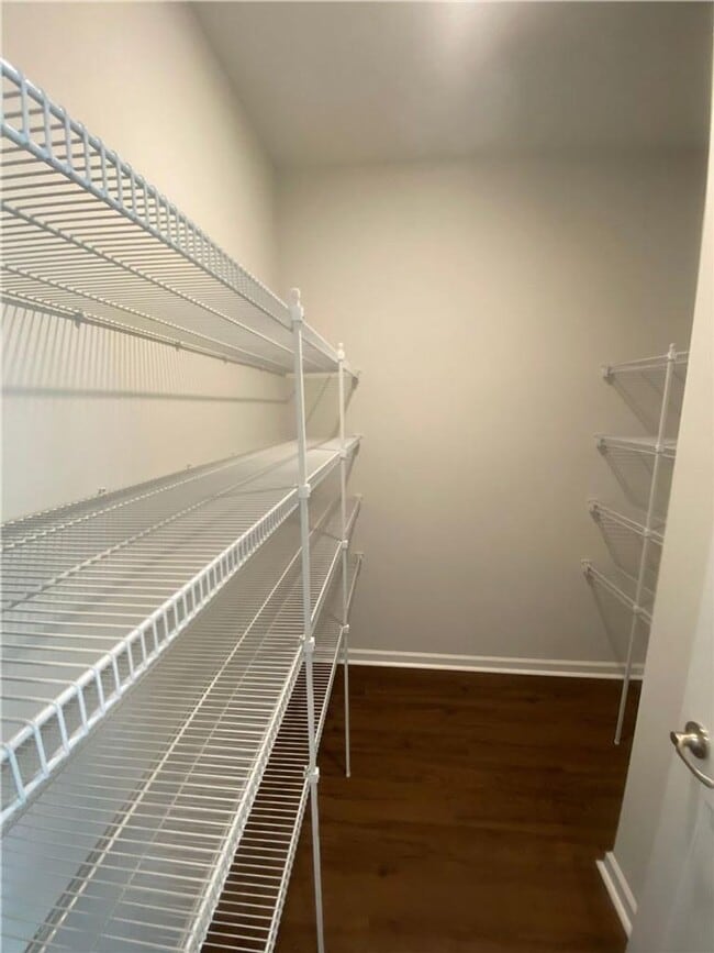 Building Photo - 4 bed 2.5 bath Available in Feburary