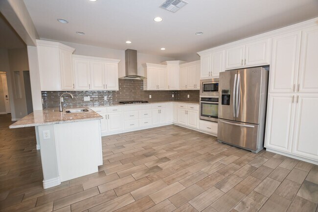 Building Photo - Executive home in The Estates at Holiday! ...