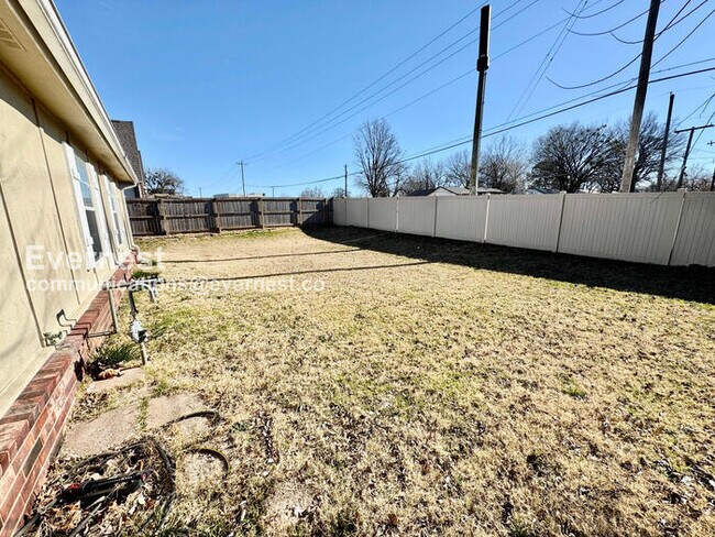 Building Photo - 3 Bed, 2 Bath Townhome with Attached Garage / Pet-Friendly / Available Now!