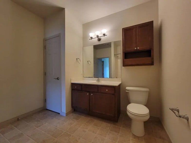 Building Photo - 2028 Shady Oak Dr