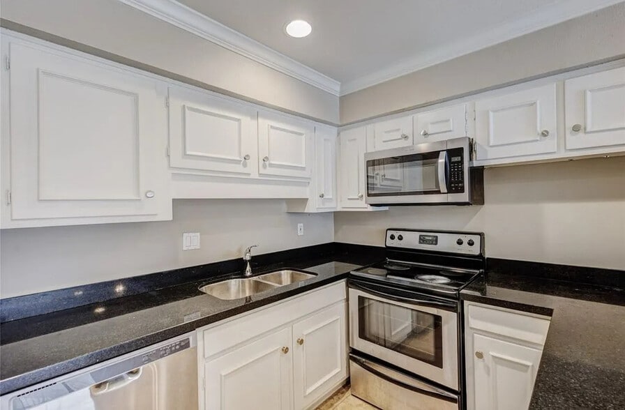 Building Photo - Room in Condo on Fleetwood Oaks Ave