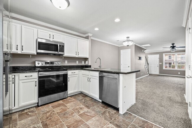 Building Photo - 2 Bedroom Pet Friendly Condo For Rent Near Beachaven Vineyard!