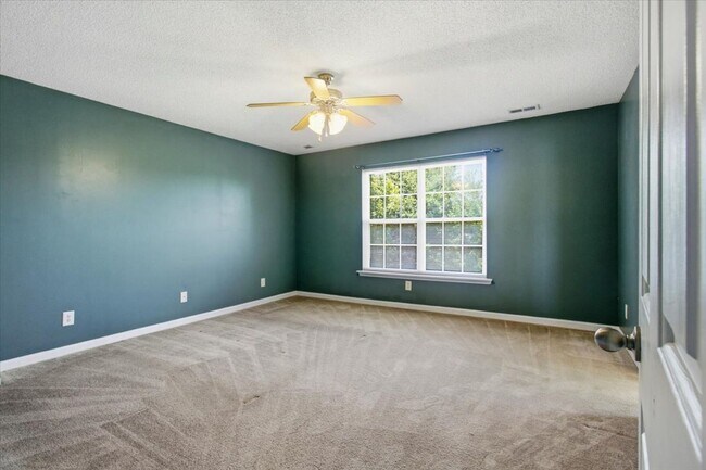 Building Photo - 3 Bedroom 2 Bathroom Home