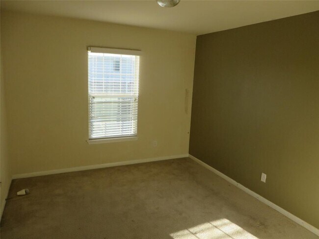 Building Photo - 3633 Hawk View St