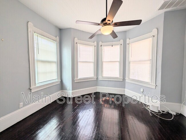 Building Photo - 911 N Spring St