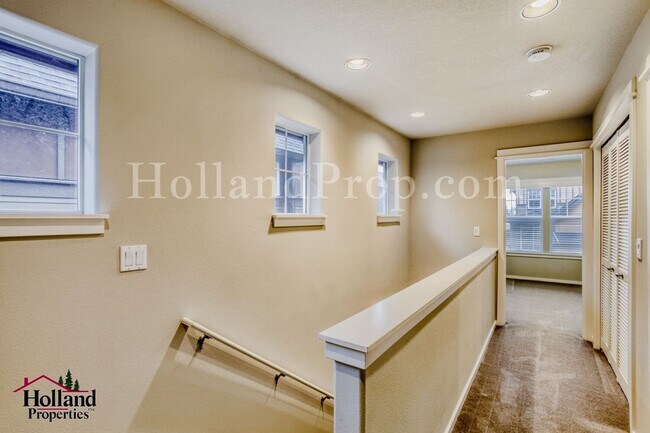 Building Photo - Beautiful 2 Bed • 2.5 Bath home in Prime Hillsboro Location – Light, Bright & Functional! *** Spe...