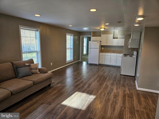 Building Photo - 9296 Hillis Ct