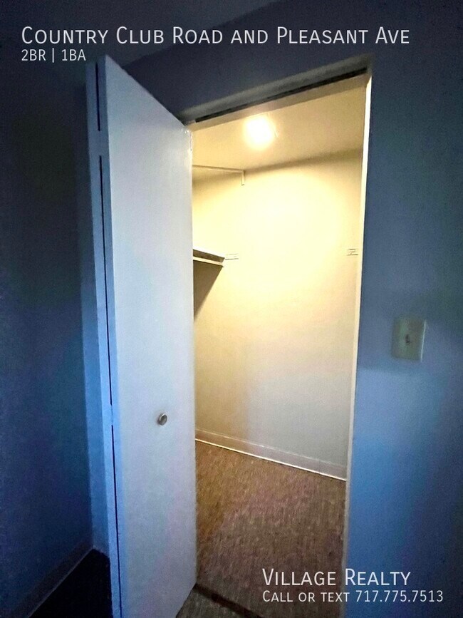 Building Photo - 605 Country Club Rd