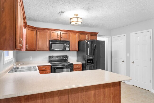 Building Photo - Spacious Home Conveniently Located Near I-24, Shopping, Restaurants, Movie Theater, AND More!