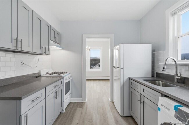 Building Photo - 95 King St