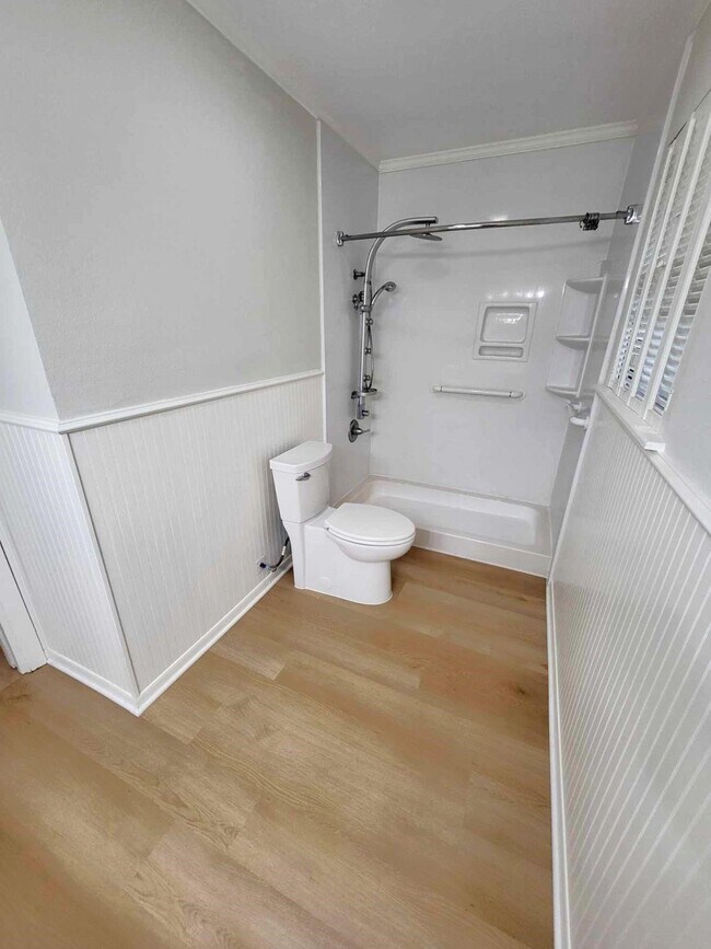 Building Photo - 706 Maple St