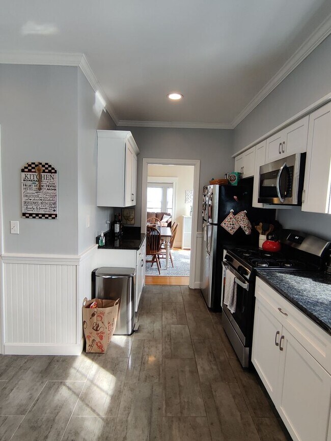 Building Photo - No Brokers Fee, Large Fully Renovated Unit in Oak Sq. Free Laundry, Backyard, Patio, Parking Incl...