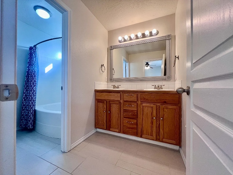 Building Photo - 16845 N Darmady Loop