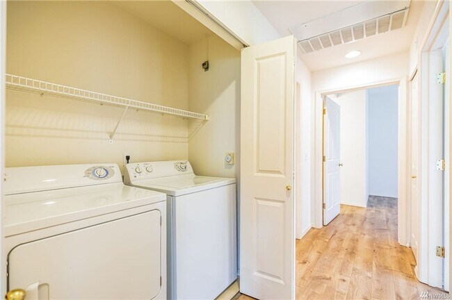 Building Photo - 2Bd/2Ba Issaquah Condo