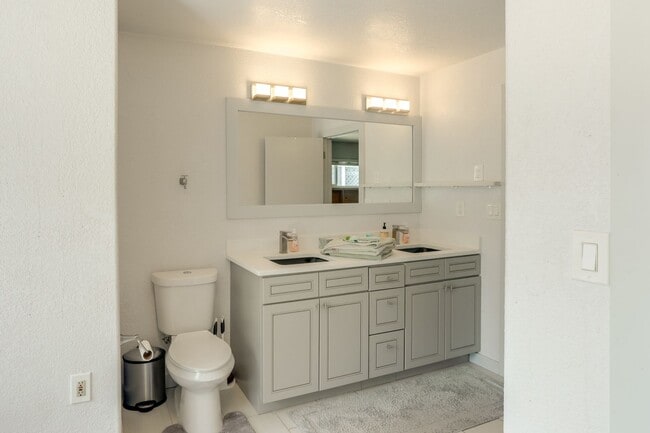 Building Photo - Charming 2Bed 2bath House in Denver