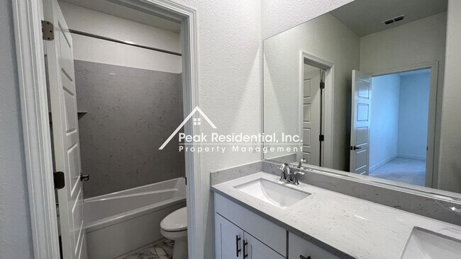 Building Photo - Still looks new. 4-bedroom home in North N...