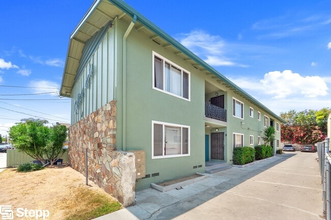 Building Photo - 621 Cerritos Ave