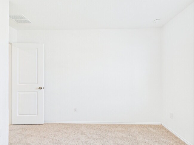 Building Photo - "Open-Concept Living in Fredericksburg"