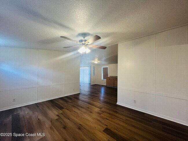 Building Photo - 1641 Ridge Dr