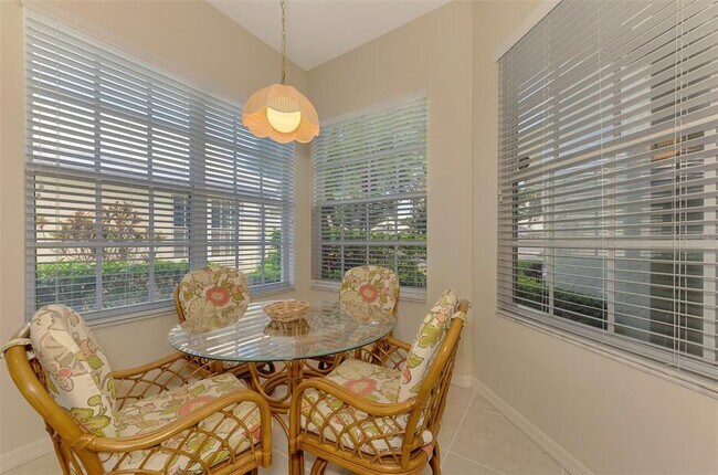 Building Photo - 549 Fallbrook Dr