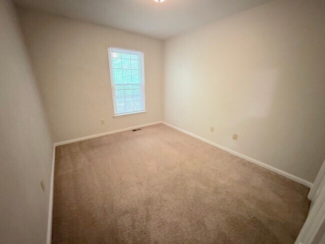 Building Photo - Come visit this cute 3 bedroom 1.5 bath in Chesapeake