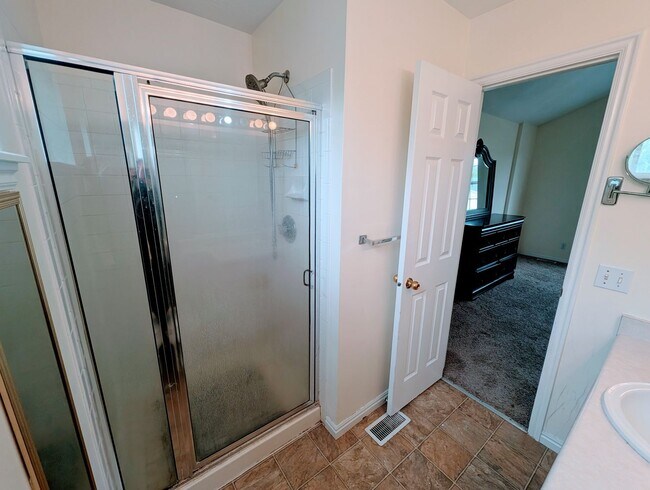 Building Photo - 749 Country Club Dr
