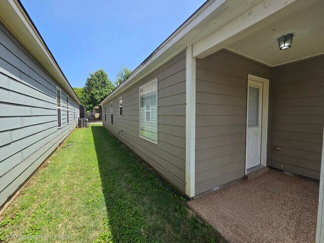 Building Photo - 1315 Crosstown Ct