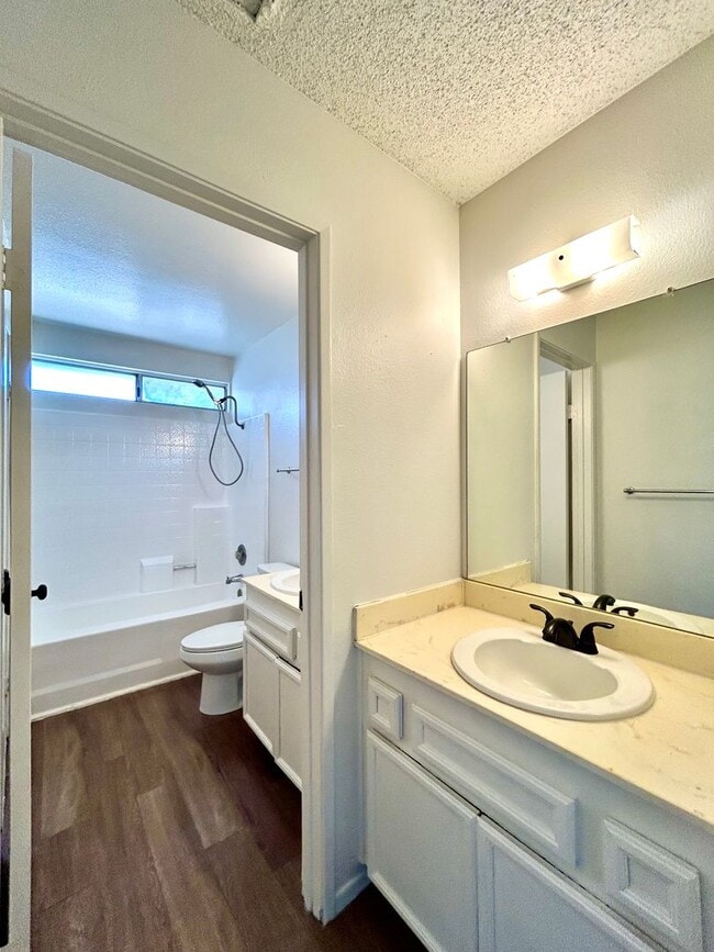 Building Photo - 5 Bed, 2 Bath in Otay Mesa!