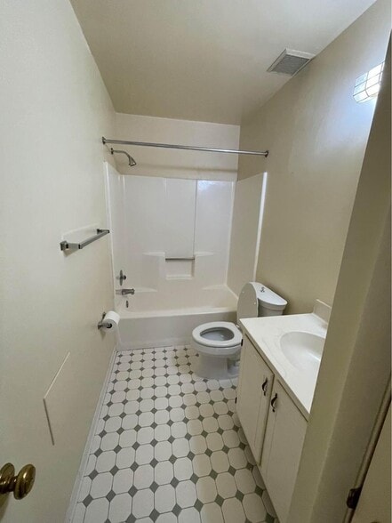 Second bathroom - 3863 Steppes Ct