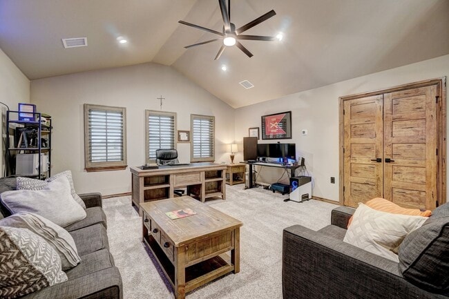 Building Photo - 4009 NE Realtree Dr