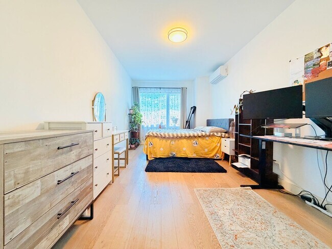 Building Photo - Charming 1BR Condo in Rego Park