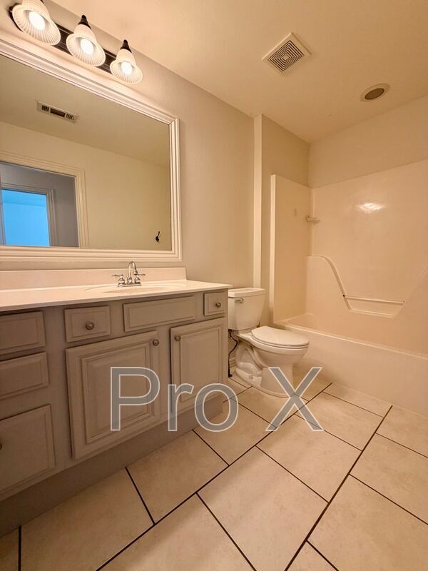 Building Photo - 1500 NE Dysart Woods Ln