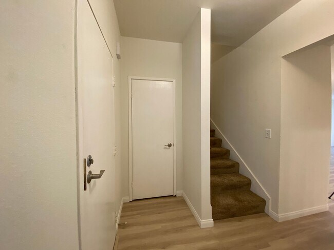 Building Photo - Spacious 2 Bedroom/ 2 Bath in the Highly D...