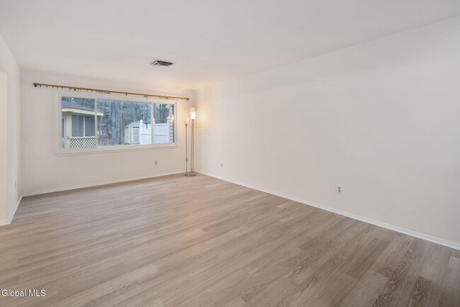 Building Photo - 4 Sugarbush Rd